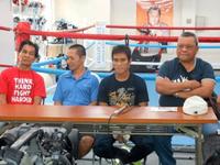 　会見を行ったシルベスター・ロペス（右から２人目）、マネージャーのエロルデ氏（右）、トレーナーのカバネラ氏（左）＝東京都新宿区の協栄ジム