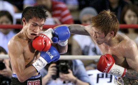 　シルベスター・ロペスの顔面をとらえる佐藤洋太（右）＝８日、横浜（ＡＰ＝共同）