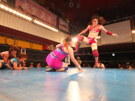 大乱戦となった４人タッグマッチ。（左から）成宮、飯田、下野、朱里＝大阪ミナミムーブオンアリーナ