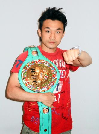 ＷＢＣから授与された名誉王座のベルトを手にパンチのポーズを取る西岡利晃