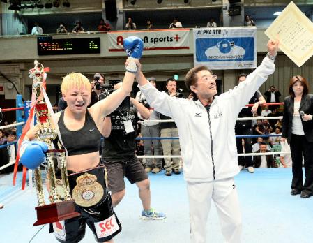 　勝利を喜ぶ山口直子（左）と具志堅用高会長＝後楽園ホール