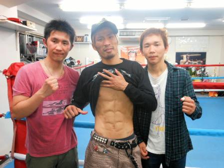 　スパーリングパートナーと写真に収まる佐藤洋太（中央）＝東京都新宿区の協栄ジム