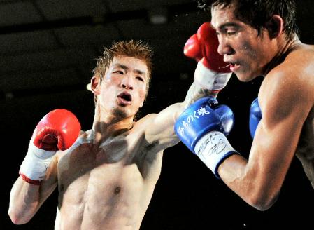 　10回、シルベスター・ロペス（右）を攻める佐藤洋太＝横浜文化体育館