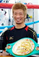 　記者会見で笑顔を見せる佐藤洋太＝東京都新宿区