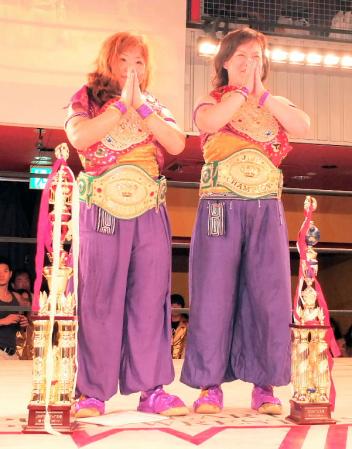 　タッグ２冠王座２度目の防衛に成功した米山香織（左）とさくらえみ＝大阪ミナミムーブオンアリーナ