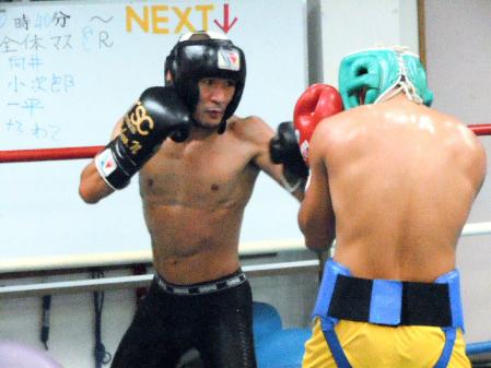 スパーリングでデンカオセーンと打ち合う名城信男（左）