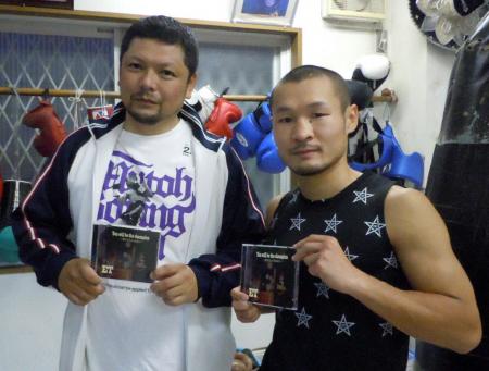 　歌手デビューを果たした枝川孝会長（左）と名城信男