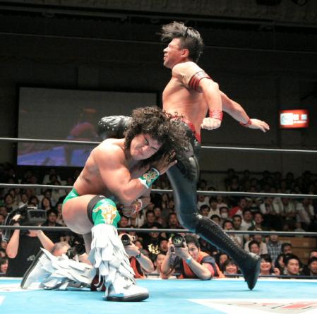 　ルーシュにボマイェを決める、中邑真輔（奥）＝東京・後楽園ホール