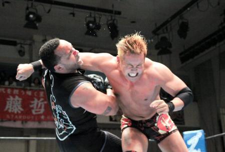 　ＭＶＰにレインメーカーを決める、オカダ・カズチカ（右）＝東京・後楽園ホール