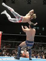 　永田にハイフライフローを放つ棚橋（上）