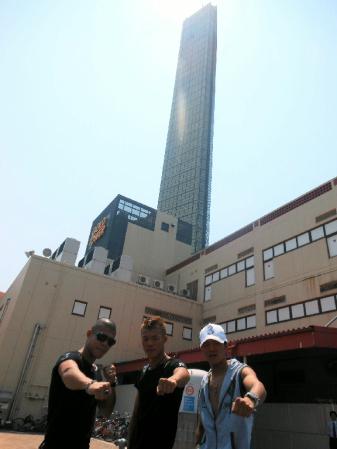 　ゴールドタワーを背に拳を突き出す亀田３兄弟の（右から）大毅、和毅、興毅＝香川県宇多津町