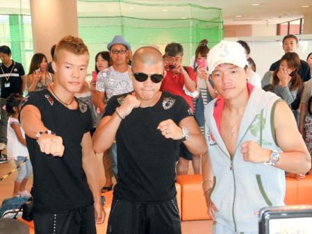 　公開前日計量の会場でファイティングポーズを取る亀田３兄弟の（右から）大毅、興毅、和毅＝香川県宇多津町のプレイパークゴールドタワー