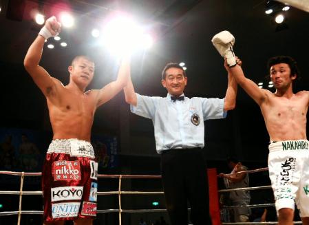 エキシビションスパーリングを行った亀田興毅（左）と中広大悟