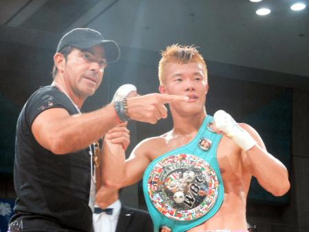 亀田和毅（右）の勝利をたたえるメキシコ人プロモーターのペペ・ゴメス氏＝高松市のサンメッセ香川