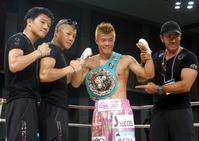 　リング上でポーズを取る亀田３兄弟の（左から）大毅、興毅、和毅とメキシコ人プロモーターのペペ・ゴメス氏
