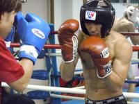 　順調にスパーリングを消化する名城信男