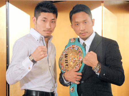 会見を行った粟生隆寛（右）と岩佐亮佑