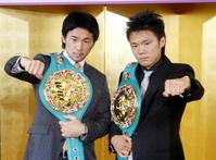 　拳を突き出す山中慎介（左）と五十嵐俊幸