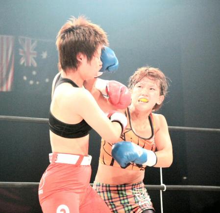 　ｅｎｅｏｓ朱里の顔面にパンチをぶち込む、ＭＩＯ（右）＝東京・ＹＡＭＡＮＯ　ＨＡＬＬ