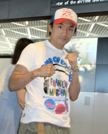 会見のため渡米した西岡利晃＝成田空港