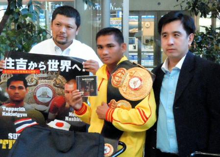 タイから来日したＷＢＡ王者テーパリット・ゴーキャトジム（中央）