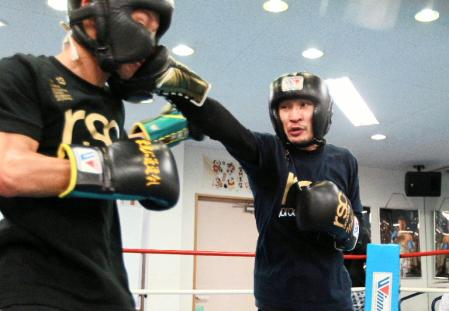 スパーリングを公開した名城信男（右）＝撮影・石湯恒介