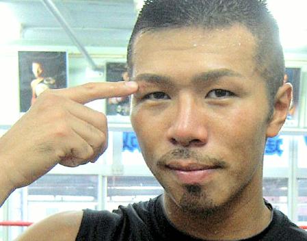 縫合手術の傷跡が残る右まぶたを指さす内山。スパーは10月までお預けだ