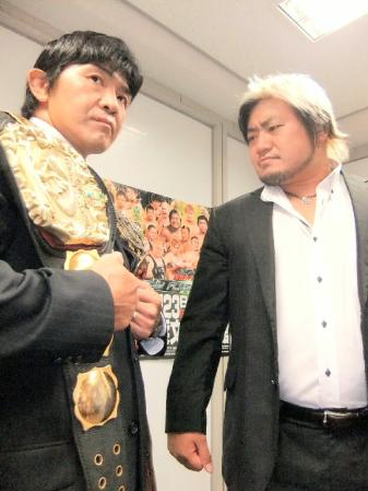 　船木誠勝（左）の３冠ヘビー級ベルトを見すえる諏訪魔＝都内の全日本プロレス