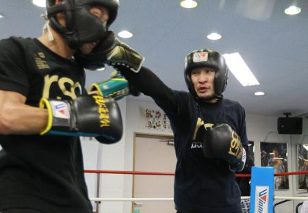 　スパーリングを公開した名城信男（右）＝撮影・石湯恒介