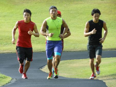 　走り込みを行う（左から）五十嵐俊幸、粟生隆寛、山中慎介