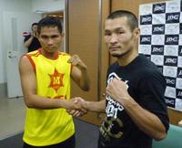 　予備検診で初対面した名城信男（右）とテーパリット・ゴーキャットジム（撮影・中山伸治）