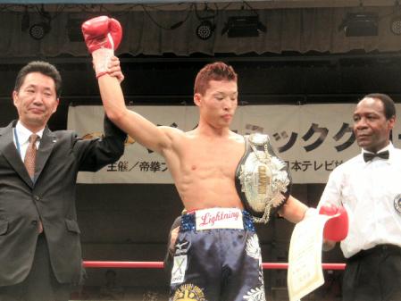 　初防衛に成功し、勝ち名乗りを受ける王者・金子大樹＝後楽園ホール