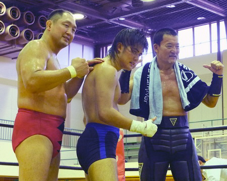 ３人でポーズを決める（右から）蝶野正洋、橋本大地、大谷晋二郎＝寝屋川市市民体育館