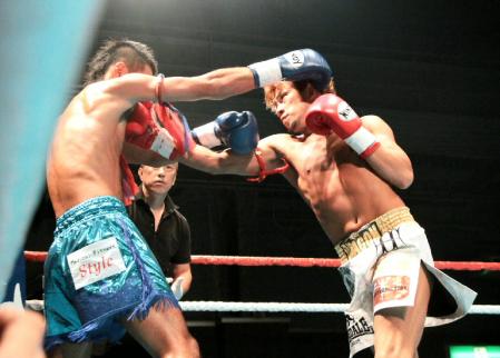 　木村天鮮にパンチをぶち込む、卜部弘嵩（右）＝東京・ディファ有明