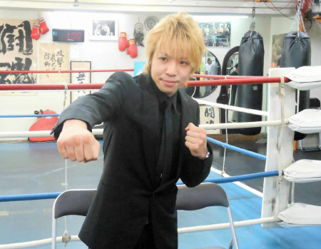 拳を突き出す久保賢司＝東京都豊島区の角海老宝石ジム