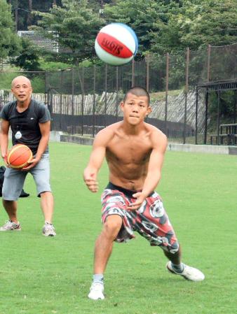 ２つのボールを交互に受けるトレーニングで汗を流す亀田興毅