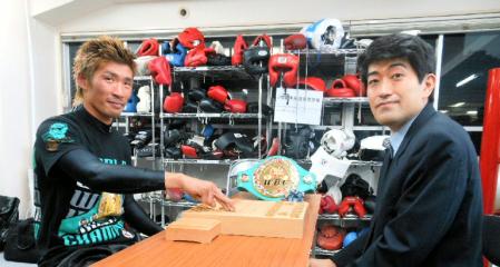 森内俊之名人（右）と将棋盤をはさんで向かい合う佐藤洋太