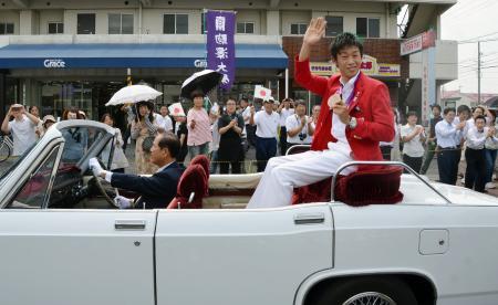 　ロンドン五輪のボクシング男子バンタム級で銅メダルを獲得し、祝賀パレードで手を振る清水聡選手＝１４日午前、岡山県総社市