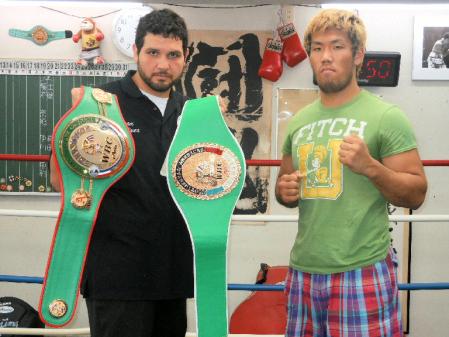 決戦を前に向かい合う藤本京太郎（右）とチャウンシー・ウェリバー＝東京都豊島区の角海老宝石ジム