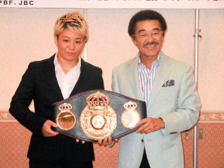 所属ジムの具志堅用高会長（右）とベルトを手にする山口直子＝東京都文京区の後楽園飯店