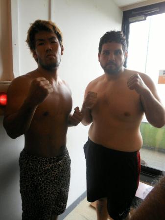 前日計量を終え向かい合う藤本京太郎（左）とチャウンシー・ウェリバー＝東京都文京区のＪＢＣ本部事務局