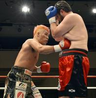 　４回、藤本京太郎（左）はチャウンシー・ウェリバーに右ボディーを打ち込む