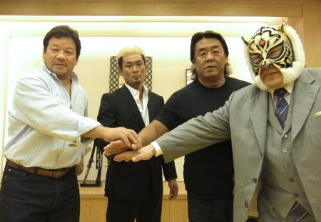 　藤波辰爾（左端）、長州力（右から２人目）とトリオを組むことが決まった坂口征夫（左から２人目）。右端は初代タイガーマスク