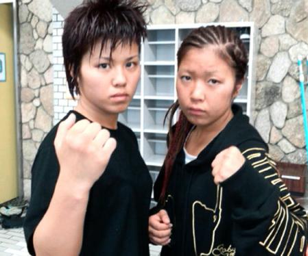 女子プロボクサーとして日本で初めて同会場で競演した姉の山田紗暉（左）と妹の真子＝福岡・九電記念体育館