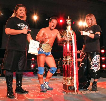 それぞれタイトルの防衛に成功した、グレアの（左から）タダスケ、原田大輔、ＨＡＹＡＴＡ＝ＩＭＰホール