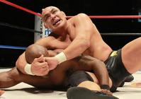 　ボビー・ラシュリーを締め上げる藤田和之（撮影・石湯恒介）