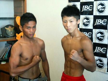 前日計量を行った井上尚弥（右）とクリソン・オマヤオ＝東京都文京区のＪＢＣ本部事務局