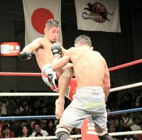 宇野薫にヒザ蹴りを放つ、石渡伸太郎（奥）＝東京・後楽園ホール