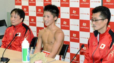 デビュー戦ＫＯ勝利に笑顔で会見する井上尚弥（中）と父・真吾さん（右）と大橋会長＝後楽園ホール（撮影・三好信也）