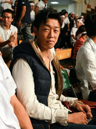 井上の応援に駆けつけたロンドン五輪男子バンタム級銅メダルの清水聡＝後楽園ホール（撮影・三好信也）